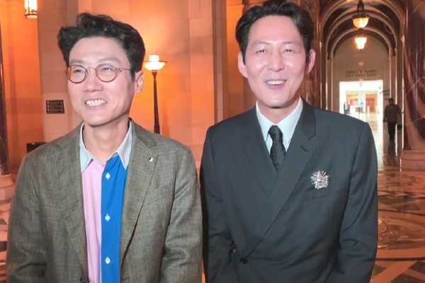 导演黄东赫(左）和李政宰对于是否能够得艾美奖，抱持平常心。图/韩联社