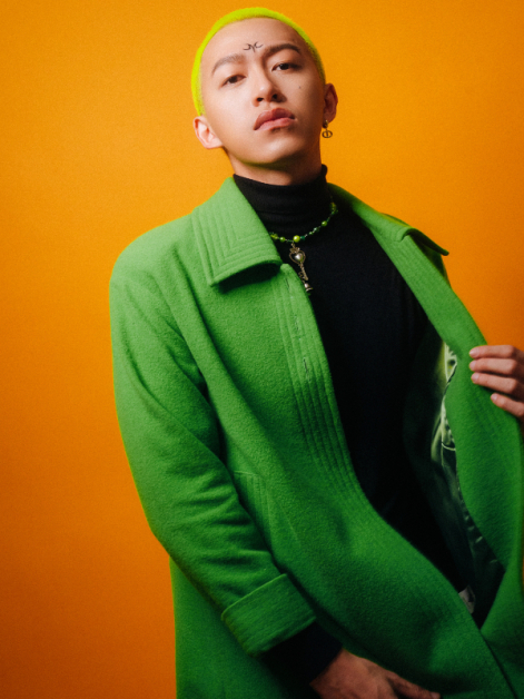 张智扬特意挑染了一头绿发，在MV当中大玩撞色视觉造型！