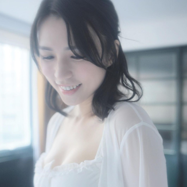 孙慧雪穿白色透视蕾丝睡衣，超诱惑！