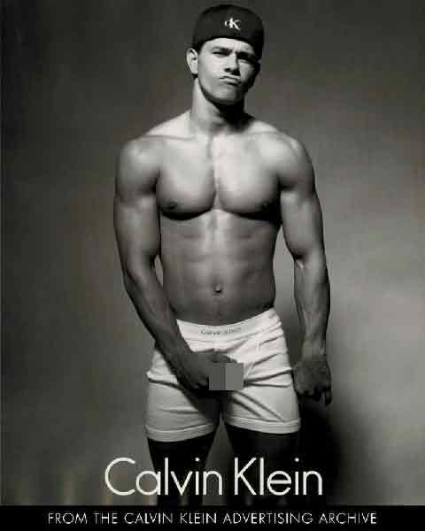 麦克华堡21岁时受邀拍摄Calvin Klein内裤广告。