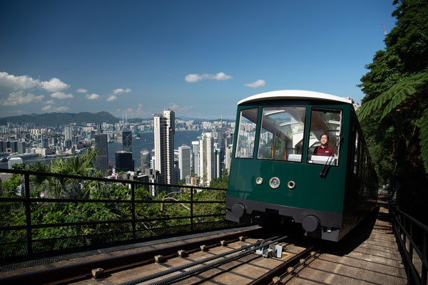 香港山顶缆车以全新面貌亮相，带游客登太平山顶俯瞰维多利亚港。