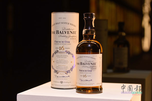The Balvenie 16年法国皮诺甜酒桶单一麦芽威士忌带有花和水果香甜，入口有着柠檬皮与蜜柚甜香和辛香的姜根，带来了清新爽口风味，适合威士忌初饮者和爱好者。（图：卢淑敏）