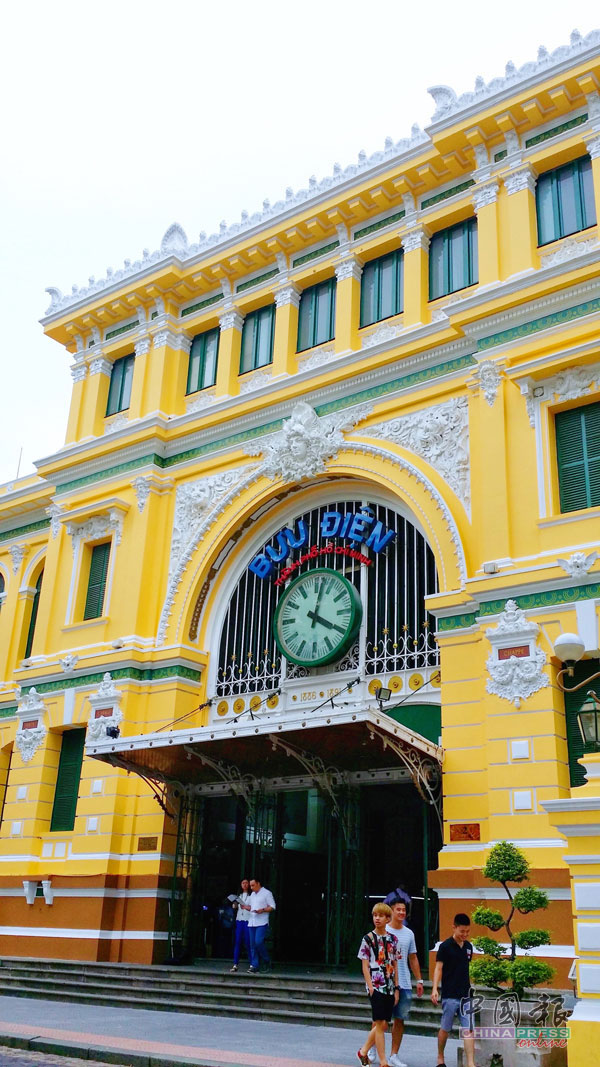 中央邮局是胡志明市在法国殖民时期的第一座邮政局，外观独特，充满浓浓的法式风情。如今邮局依然履行它的使命，仍在运作。
