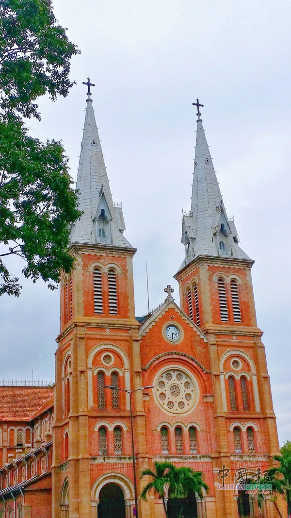 法国在越南留下的最好纪念品──圣母大教堂，即使经历了百年风雨， 仍然鲜红夺目。