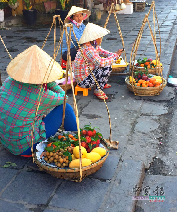 越南街道的小贩都会戴着“传统无草帽”，兜售新鲜水果，这就是越南街景的道地文化，别有一番风味。