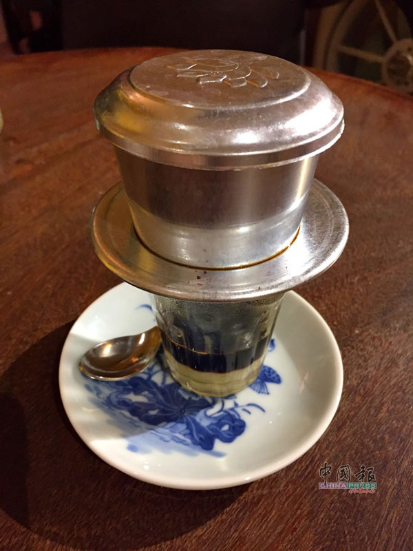 越南咖啡因其独特风味而享誉全球。它的香气浓郁醇厚，带有苦涩的甜味，而且独特的冲泡咖啡方法，令群众把越南咖啡和上等画上等号。
