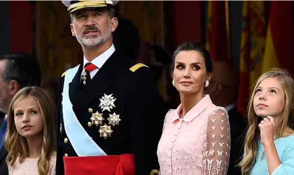 （左起）莱昂诺公主、西班牙国王菲利浦六世、王后莱蒂齐亚和索菲亚公主，摄于2019年西班牙国庆游行。
