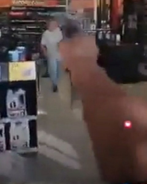 凯利直播向商店内男子开枪。