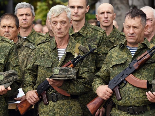 俄罗斯后备役的新兵中，有人已白了头。