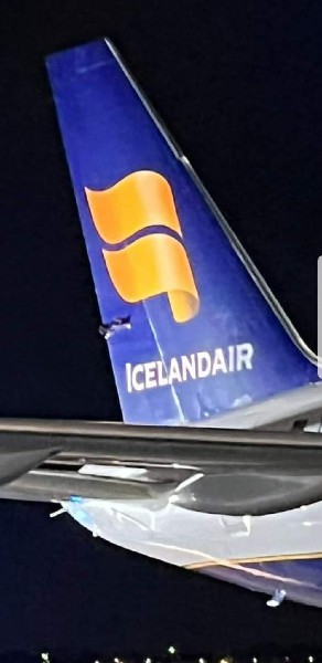 冰岛航空客机尾部的凹痕。
