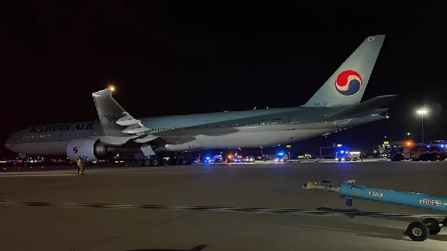 应急人员检查肇事大韩客机的其中一个机翼。