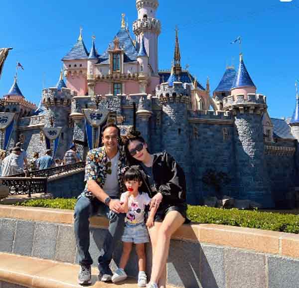 陈雪铃（右起）在Instagram，分享早前和女儿阿丽雅娜以及丈夫法立纳斯慕丁到迪斯尼乐园游玩的照片。