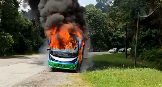 一辆载有44名吉打大学预科班学生的巴士，今午在霹雳宜力一带突然着火，所幸无人伤亡。