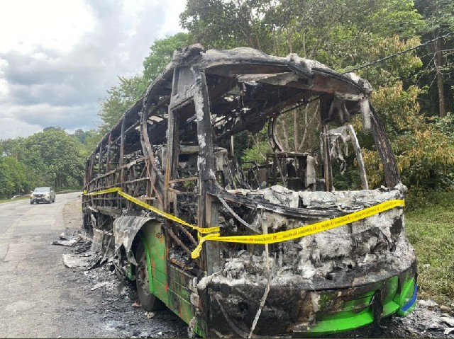 巴士严重被烧毁。