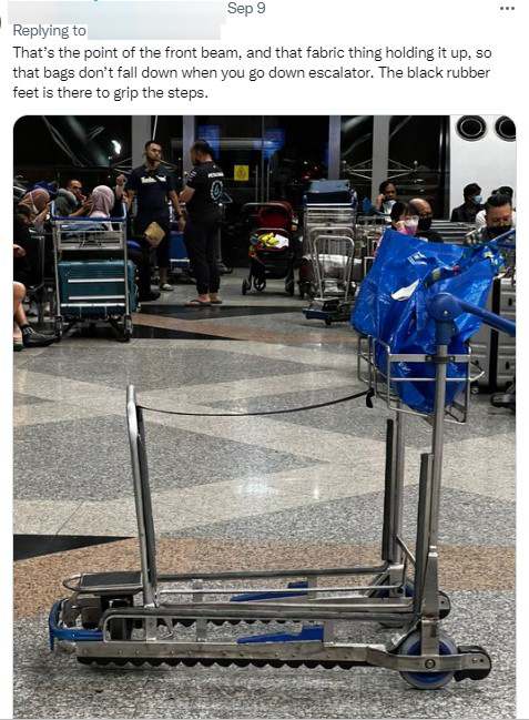 网友分享机场行李手推车具有特别设计，可牢固套在手扶梯，因此可用于手扶梯。（图截自推特）
