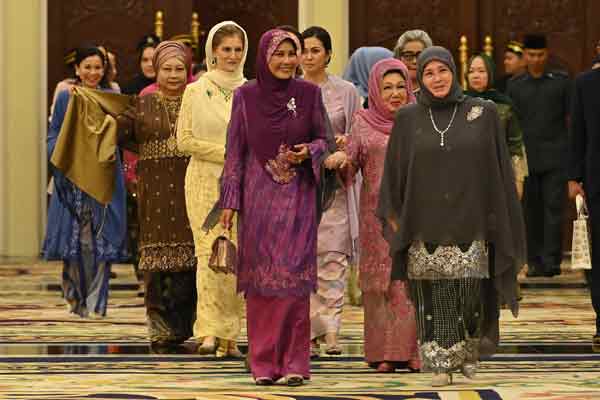一众王室女眷出席2022年第8届东协传统纺织品研讨会晚宴，其中包括东姑阿兹札（右起）、东姑安妮斯、诺查希拉、诺拉西京和诺戴安娜。