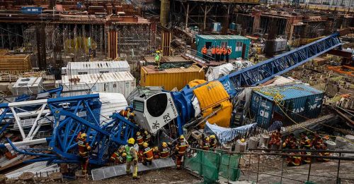 港九龙高塔起重机倒塌 砸6货柜屋3死6伤