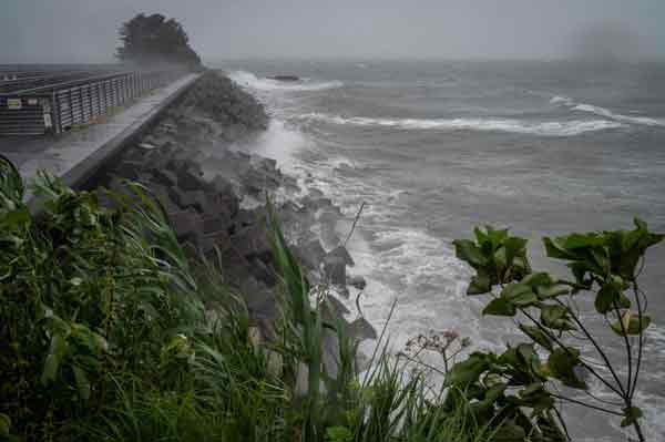 台风“南玛都”在日本熊本县水俣市带来狂风巨浪。（法新社）