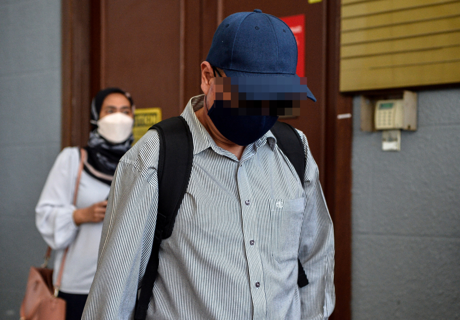 被告嘉斯米哈菲之在出庭面控时，戴着帽子和低着头，避开媒体镜头。