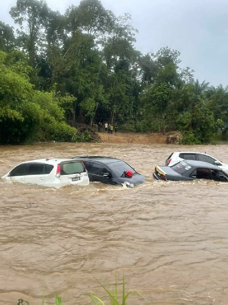 湍急的河流险把轿车淹没。
