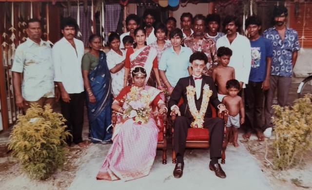 彭志坚于1988年迎娶妻子珊玛拉时，与岳家亲友合影。（受访者提供图片）