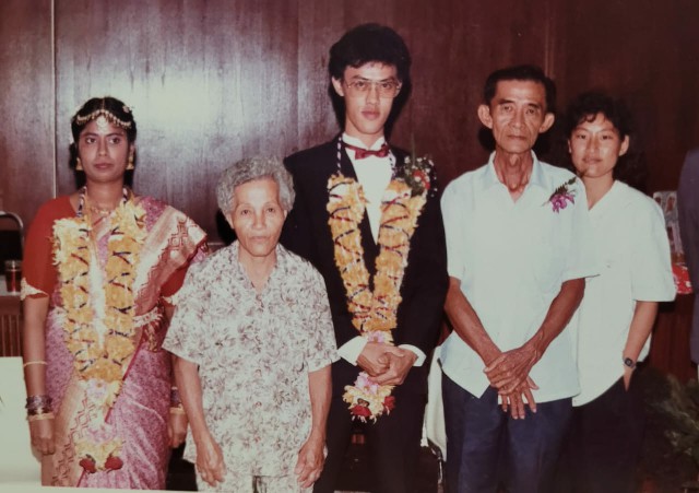 珊玛拉（左）34年前在亲人祝福下，下嫁予彭志坚。（受访者提供图片）