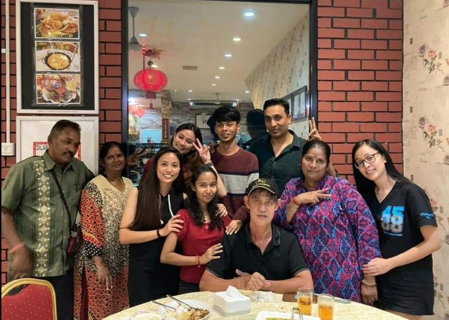 彭志坚(坐者)与妻儿们不时和妻姨家人外出共聚,促进感情。(受访者提供图片)