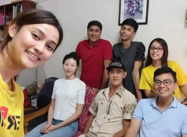 彭志坚(坐者中)率同儿女、准媳妇与士满慕州议员李健聪合影。(受访者提供图片)