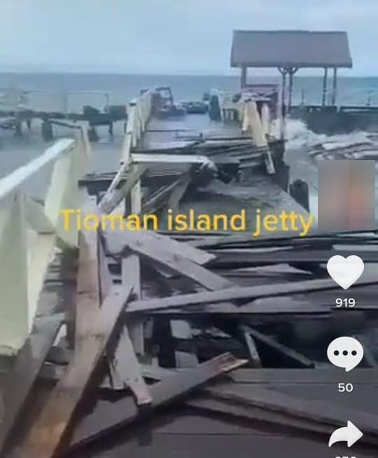 刁曼岛上其中一个小码头，被大浪损毁。