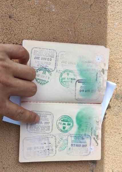 事主的护照由于沾水留下痕迹，护照被作废。 