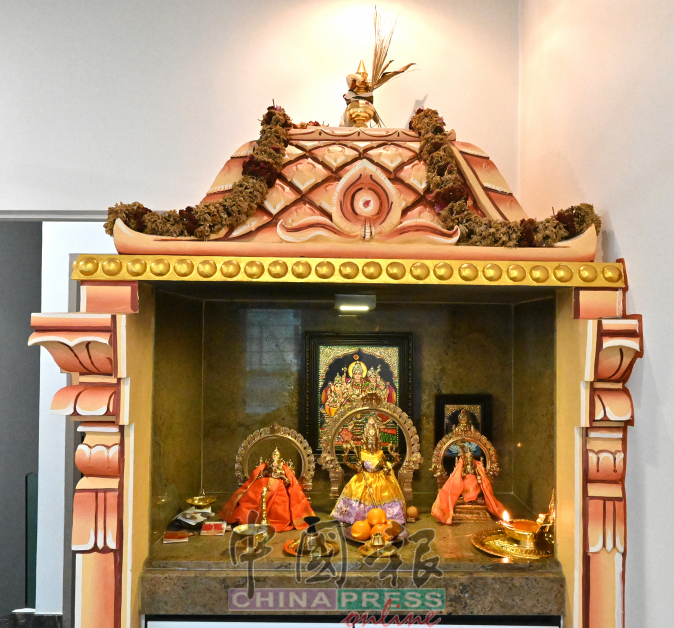 T.希淡峇兰比烈住家特设神龛供每日祭拜。