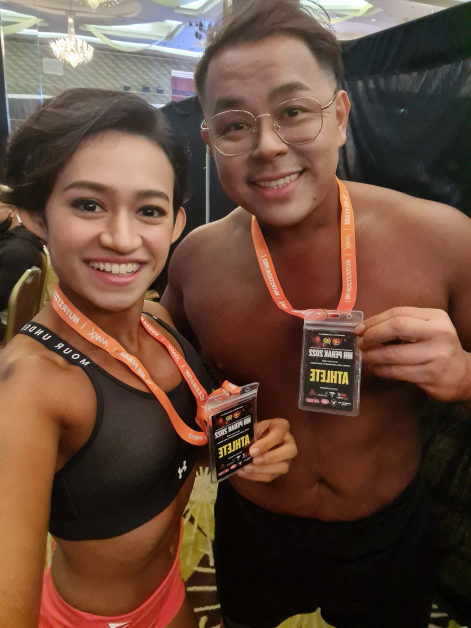 洪敦彬(右)与瓦仁蒂娜卡恩,7月首次一起踏上健身比赛舞台。