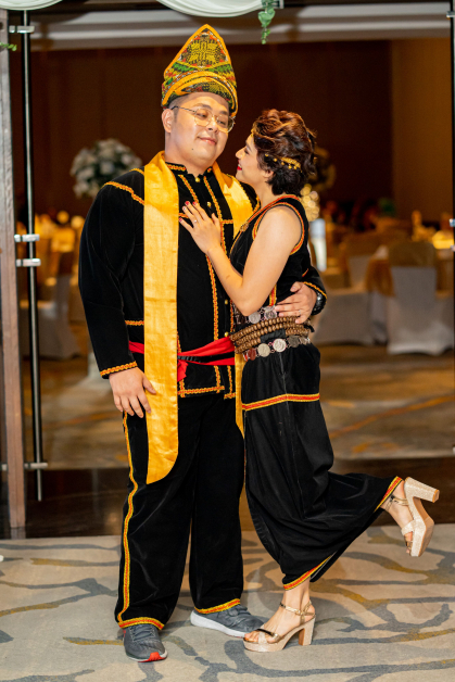 两人在沙巴举行婚礼时,穿上卡达山族传统服装完成婚礼。