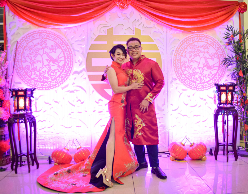 两人也穿上唐装,以华人传统习俗进行婚礼。