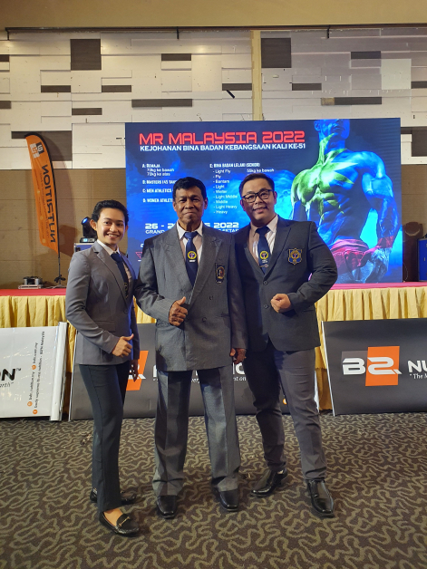 洪敦彬(右)与瓦仁蒂娜卡恩(左),考获了健身裁判的执照。