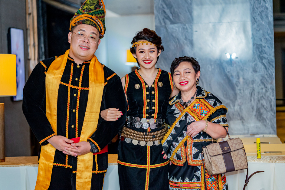 洪敦彬（左起）与太太举行卡达山族传统婚礼， 并与岳母一起穿上卡达山传统服饰。