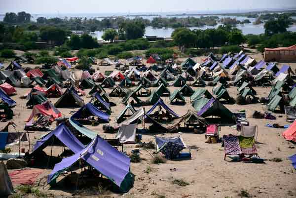 水灾灾民在塞赫万建立的临时帐篷。（美联社）