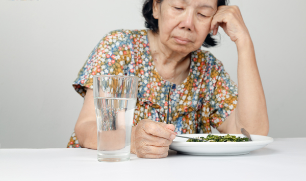老年人或许因某些健康元素而食欲不振，没能好好进食而导致营养不良。
