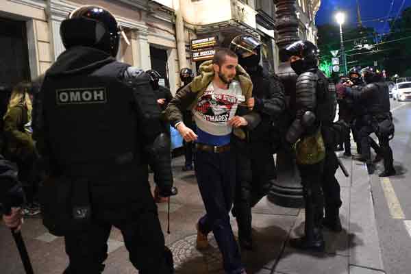 俄罗斯警察周三在圣彼得堡逮捕一名示威者。（法新社）