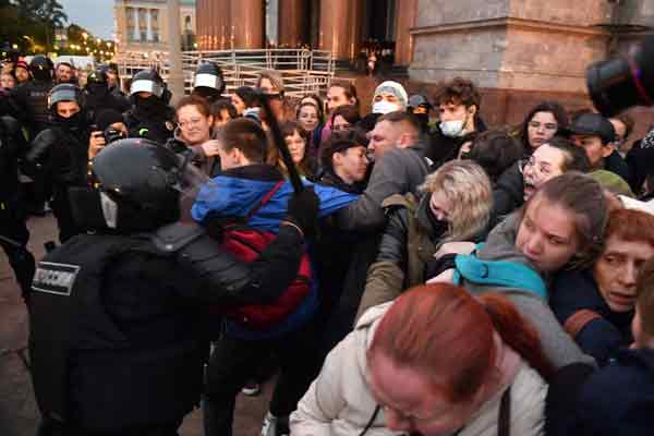圣彼得堡的示威者遭警察拘留。（法新社）