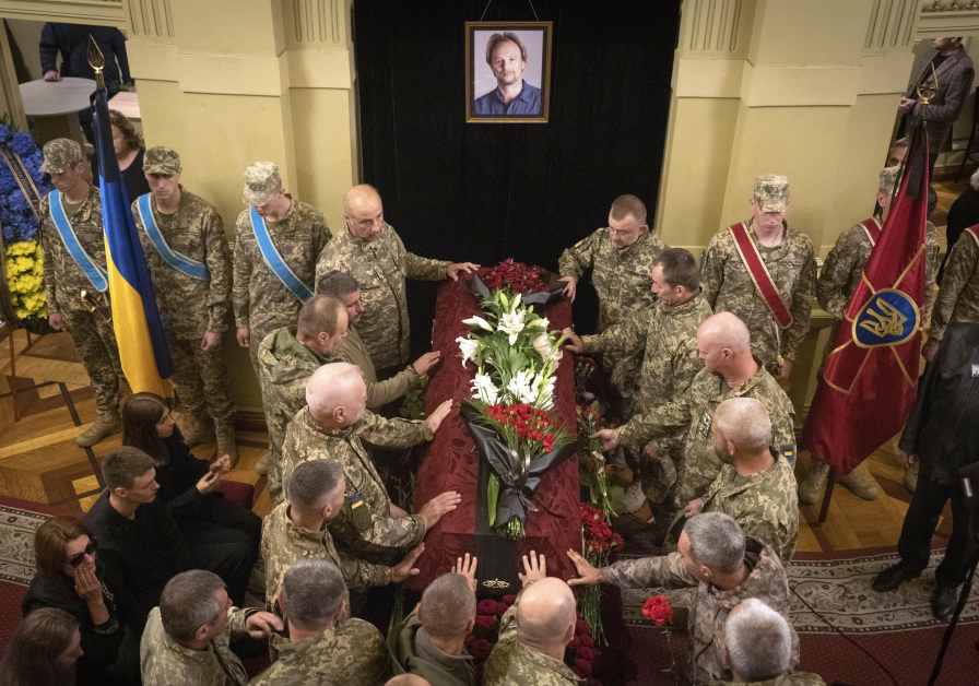 在基辅国家歌剧院举行的丧礼上，有艺术家向志愿参军的谢普沃尔致最后敬意。（美联社）