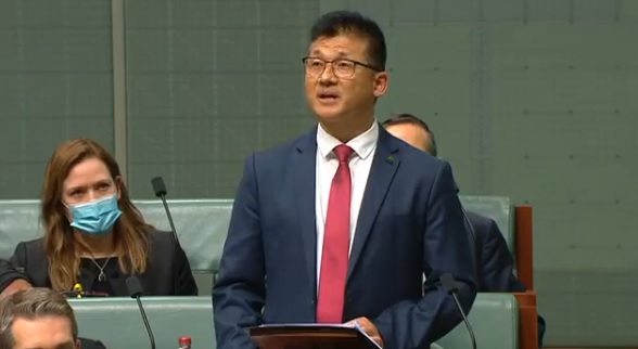 林文清在澳洲国会用马来语和华语感谢支持他的大马人。