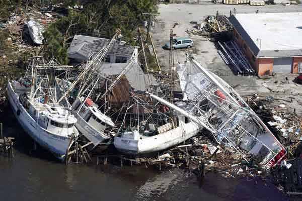 佛州迈尔斯堡停靠在海滩的船只，不堪飓风“伊恩”侵袭而严重受损。（美联社）