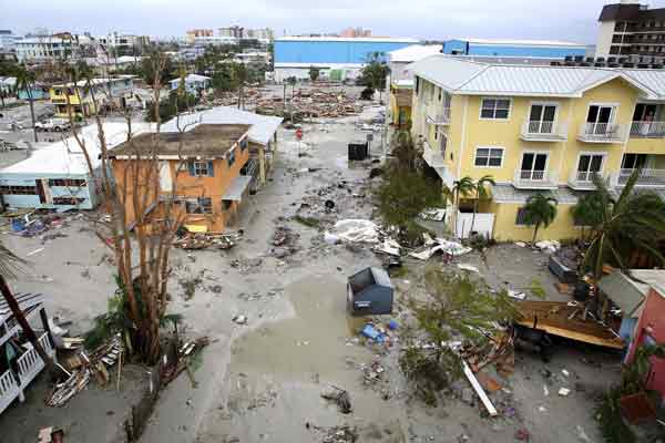 飓风“伊恩”对佛州迈尔斯堡带来严重破坏，房屋和商店受损，满目疮痍。（美联社）