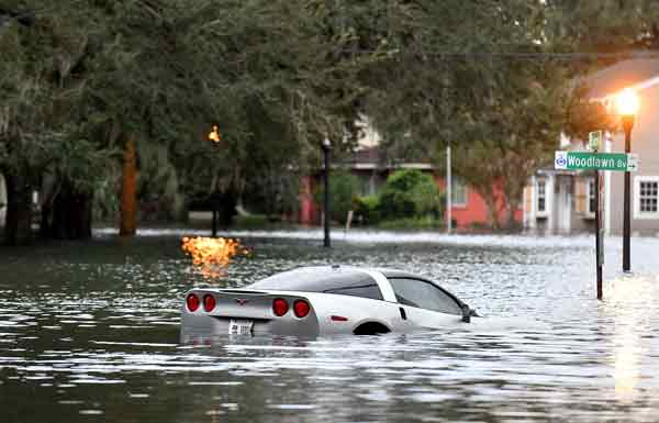 佛州奥兰多遭洪水淹没，一辆汽车泡在洪水中。（法新社）