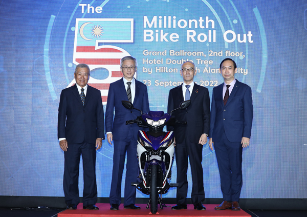 ▲庆祝Yamaha总销量达500万辆里程碑，右起为HLYM集团董事经理拿督Jim Khor博士、日本Yamaha Motor总裁兼代表董事Yoshihiro Hidaka。