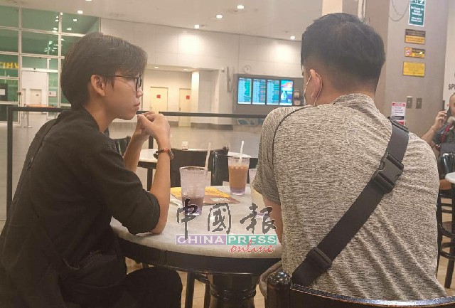 王先生（右）周五（9日）在機場接受本報社會新聞組記者彭凱欣訪問。气奔<strong>เกม 1668</strong>