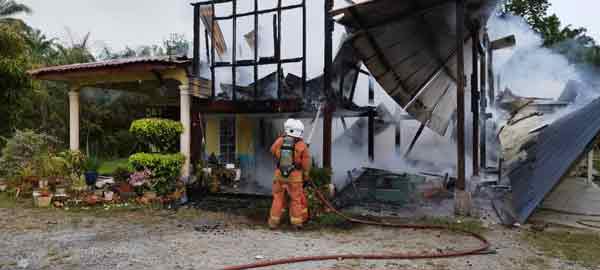 cr220918lgk003 双层屋子突然起火，屋内17岁少年紧急逃生，没有受伤。