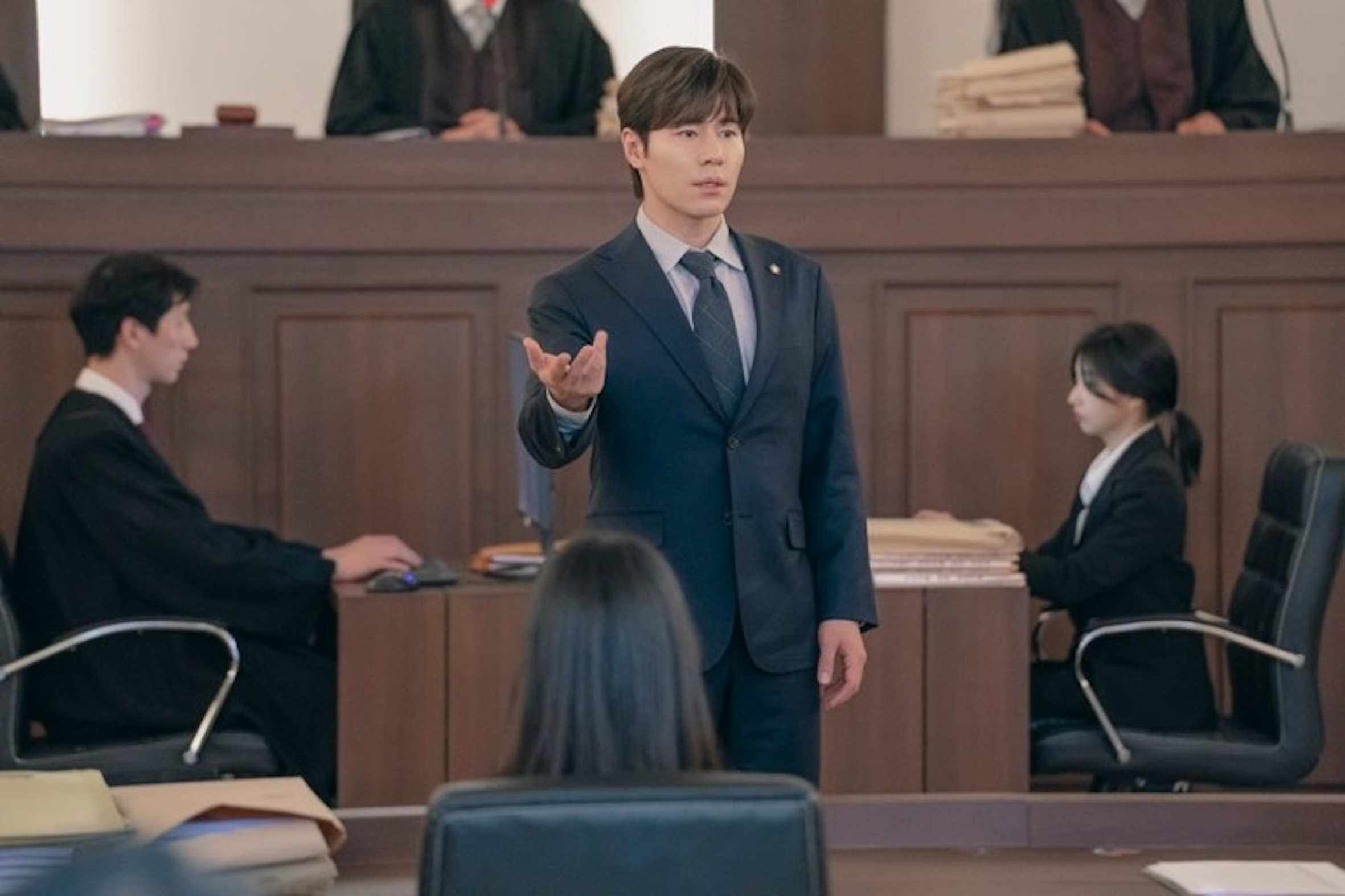 李奎炯演古怪律师“左时白”。