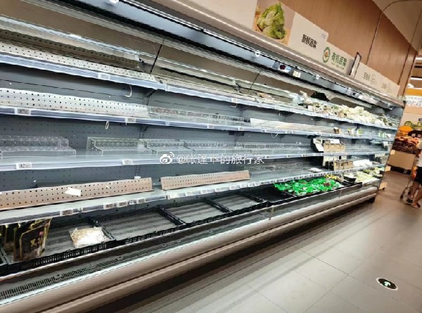 超市的蔬菜货架已清空。